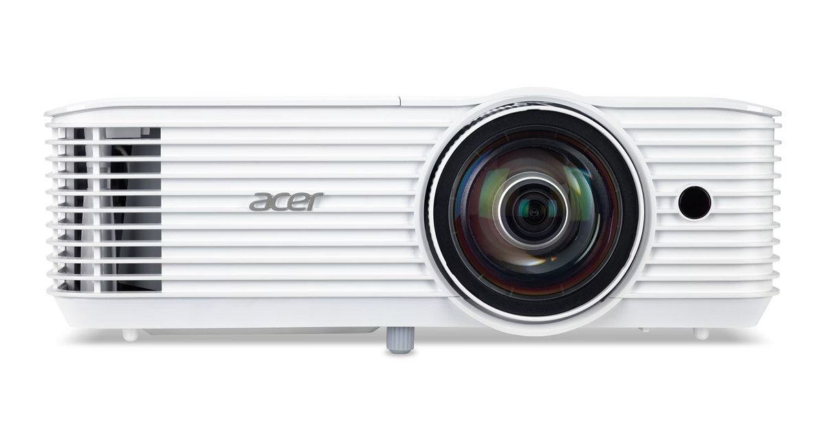 Egy fehér Acer projektor nagy lencsével és szellőzőnyílásokkal.