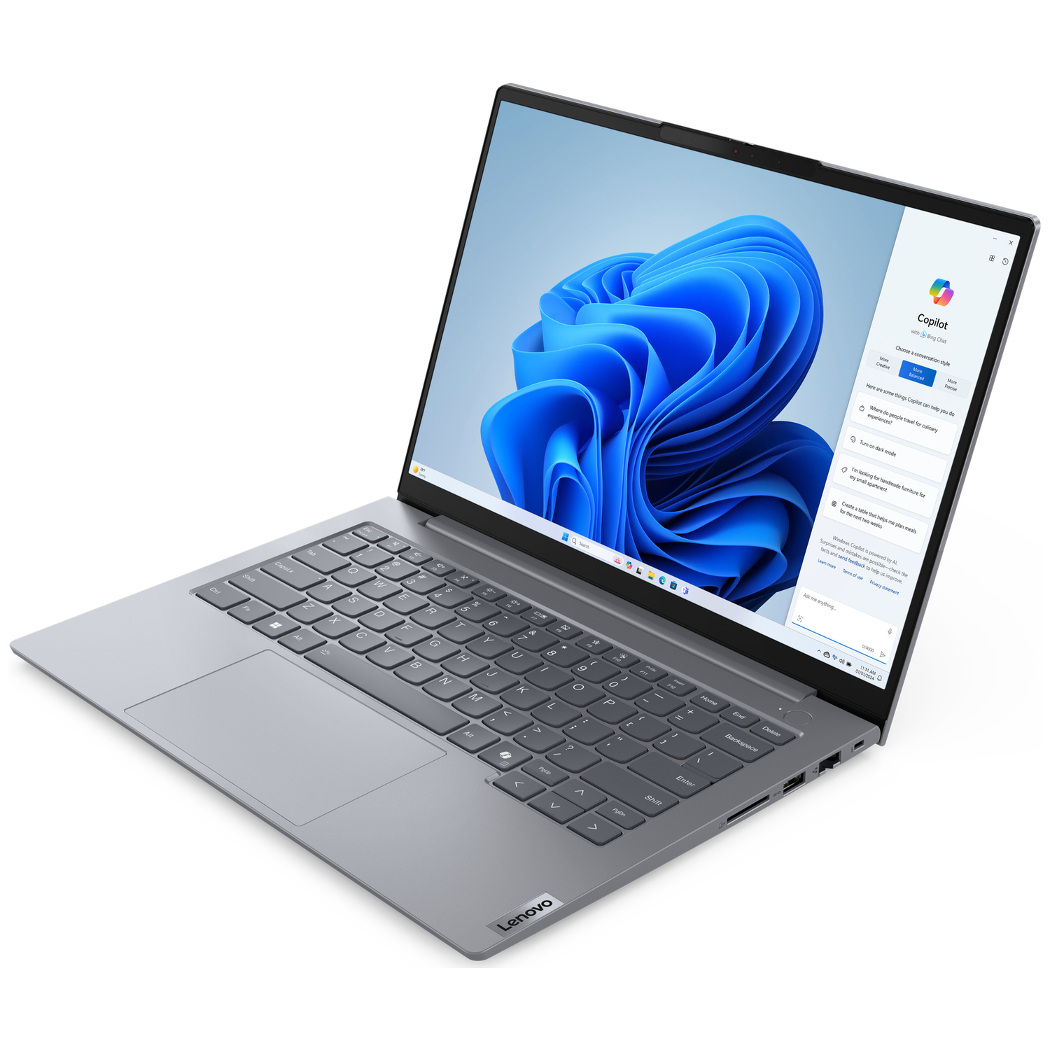 Een grijze Lenovo laptop met een blauw behang op het scherm.