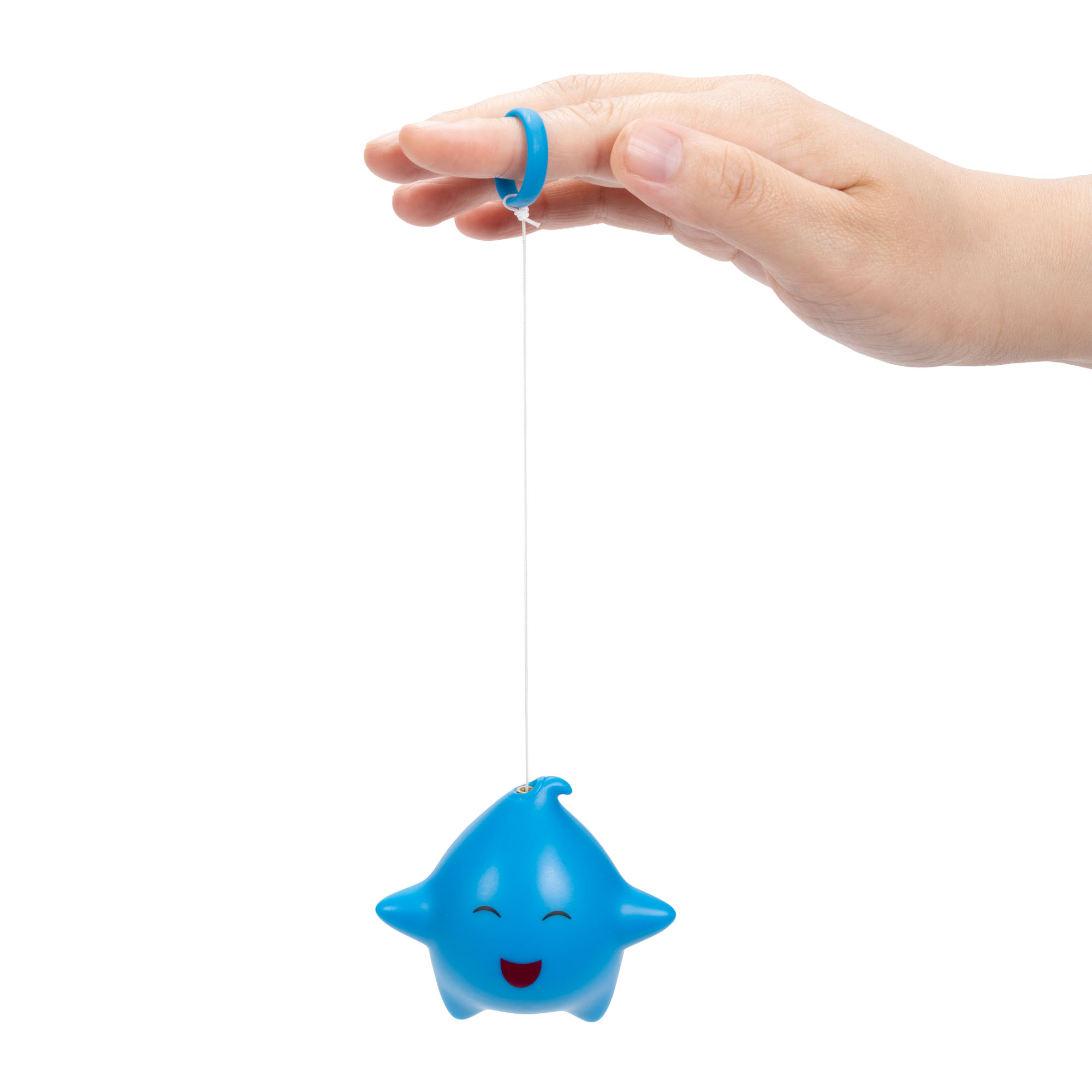 Eine Hand hält einen blauen Stern mit einem Gesicht an einer Schnur.
