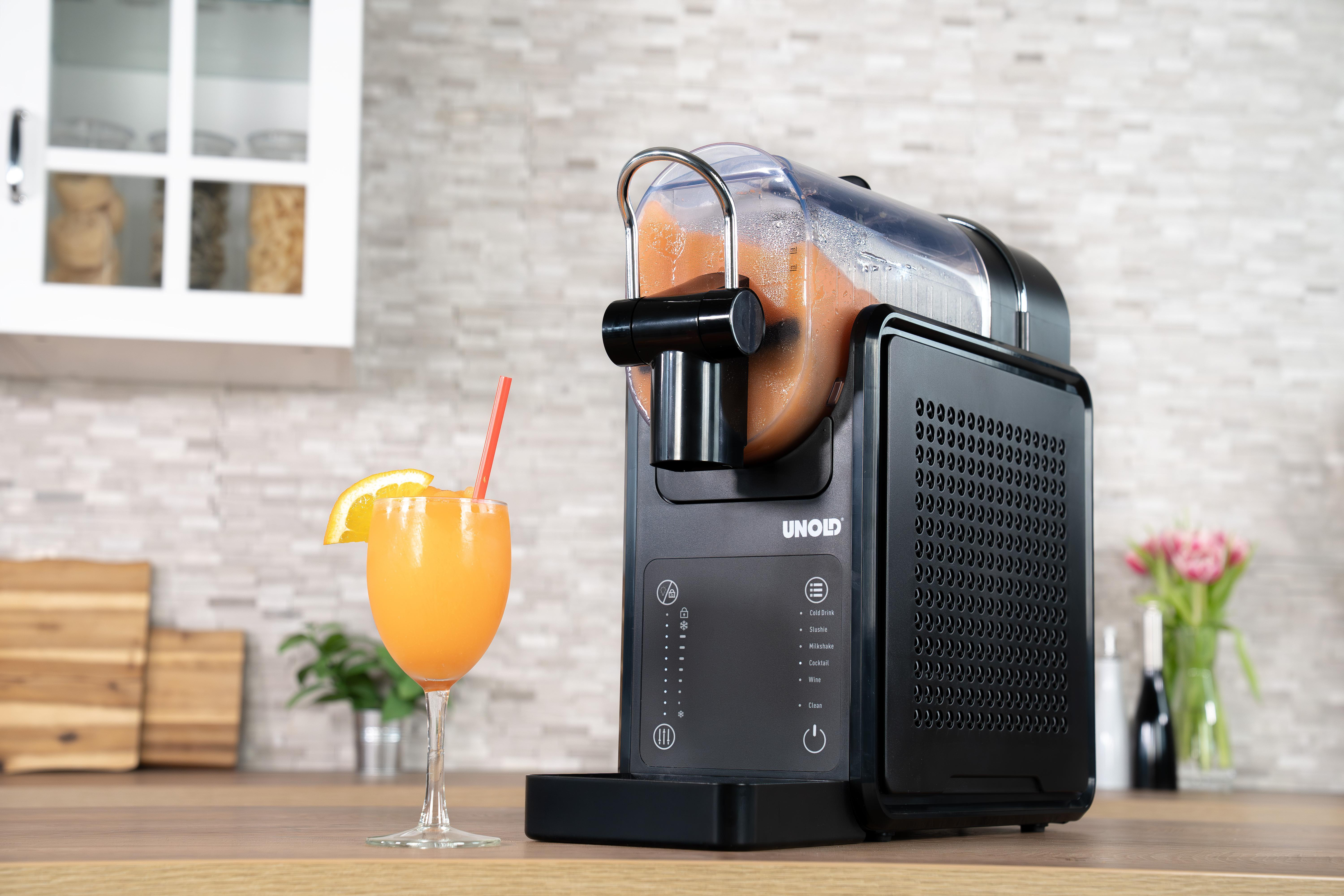 Ein schwarzer Saft- und Slush-Maker mit einem Glas Orangensaft und Garnitur.