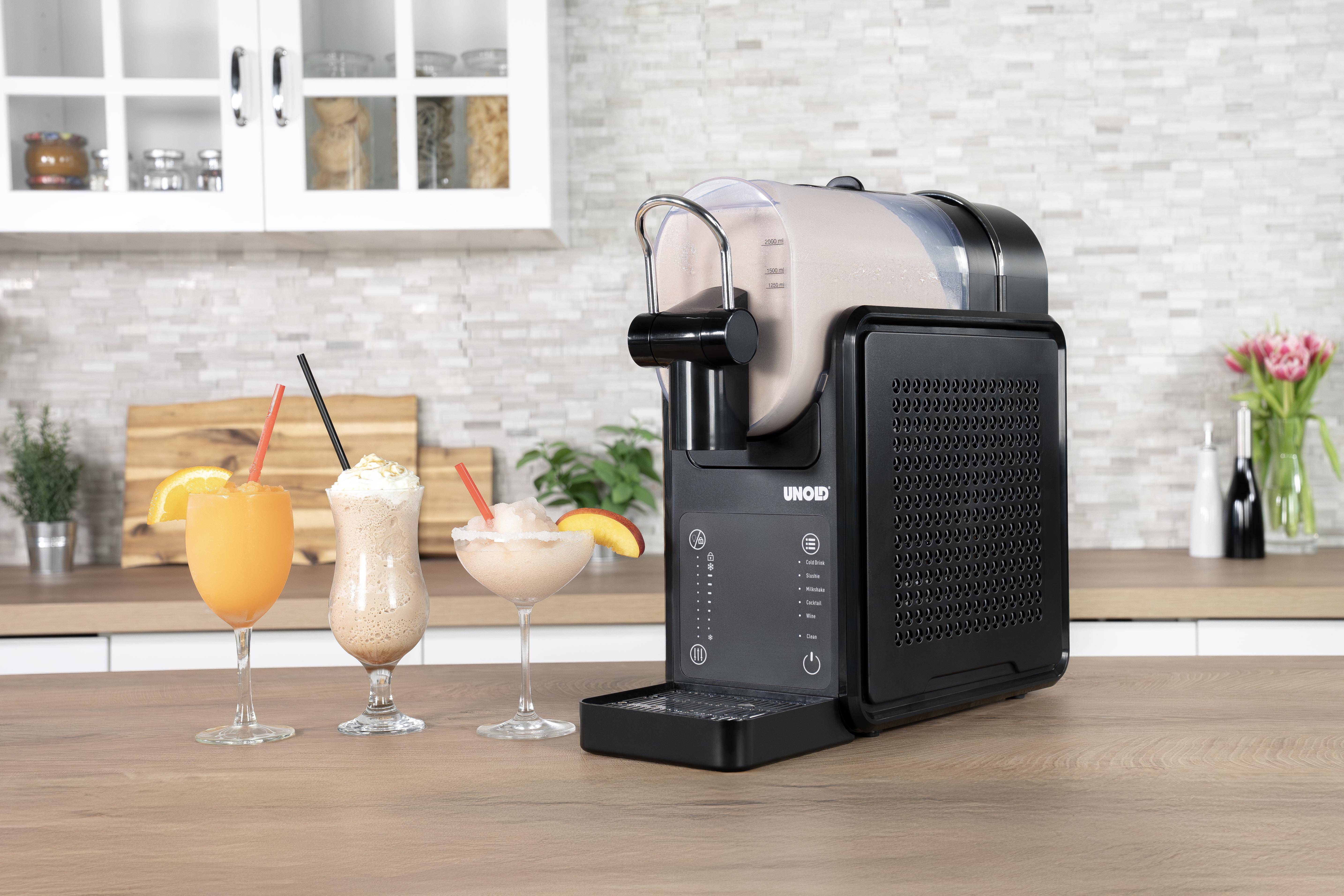 Ein schwarzer Eismaschinen-Mixer mit drei Getränken auf einem Holztisch.