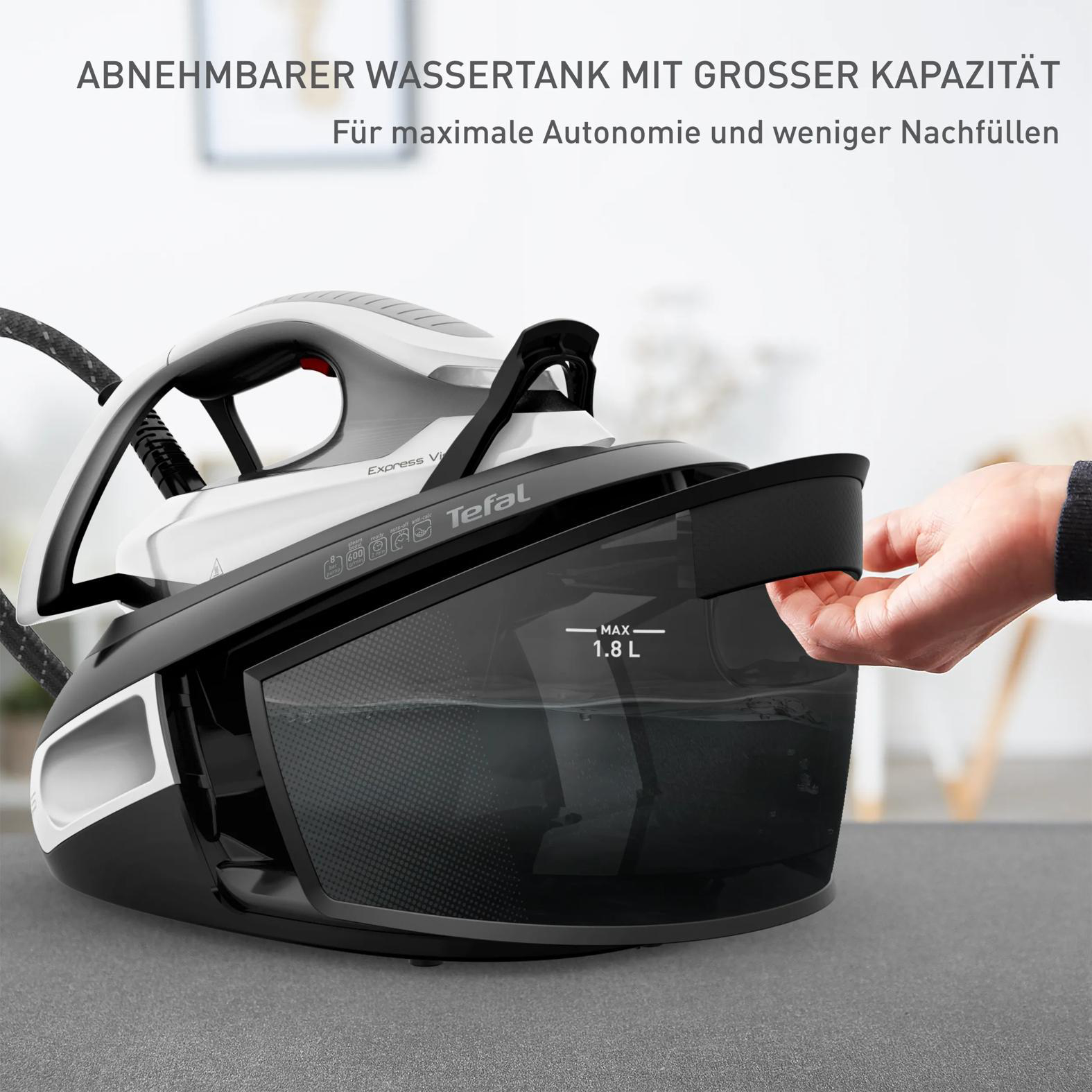 Hand entnimmt abnehmbaren 1.8L Wassertank eines Dampfbügeleisens.