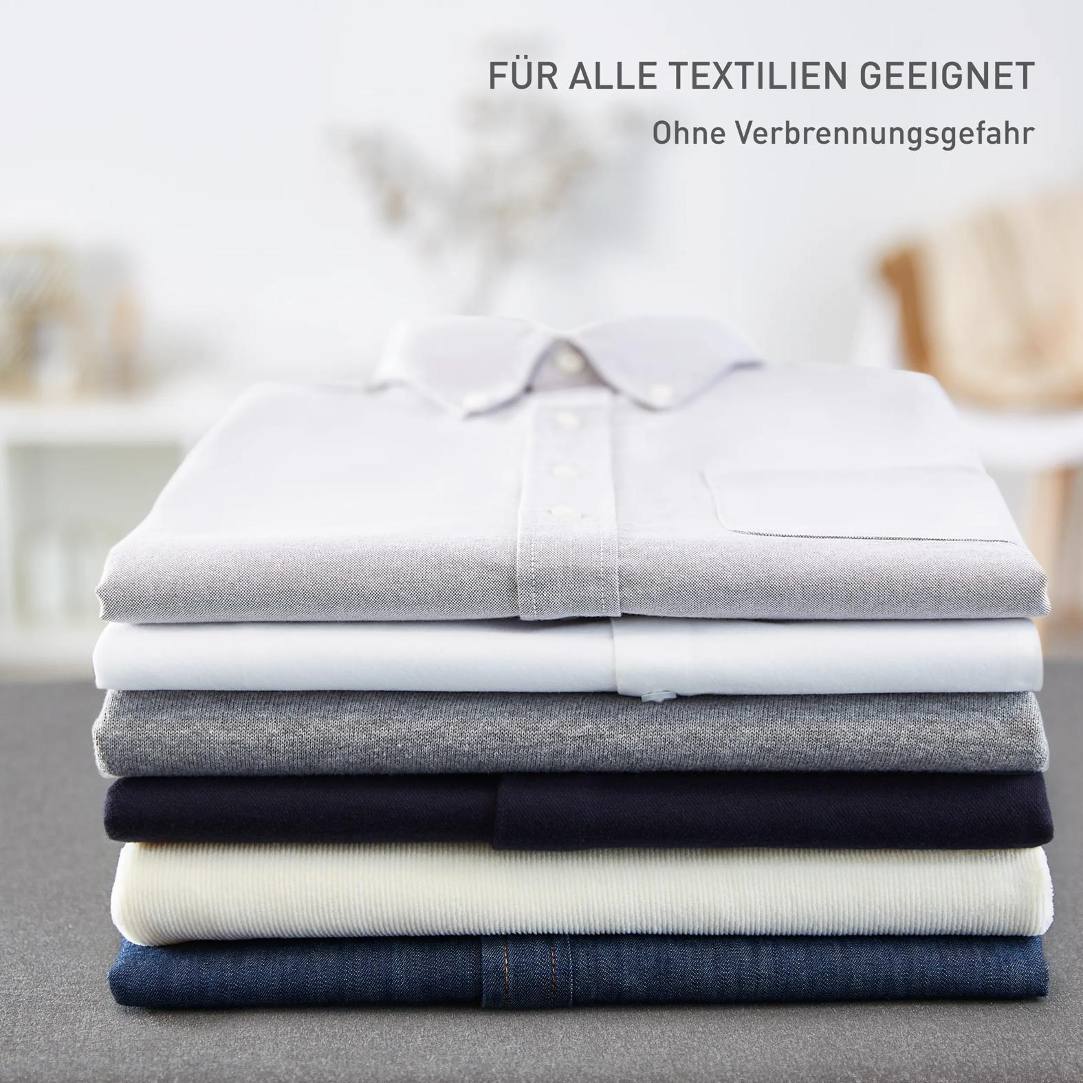 Ein Stapel Kleidung mit einem weißen Hemd oben.