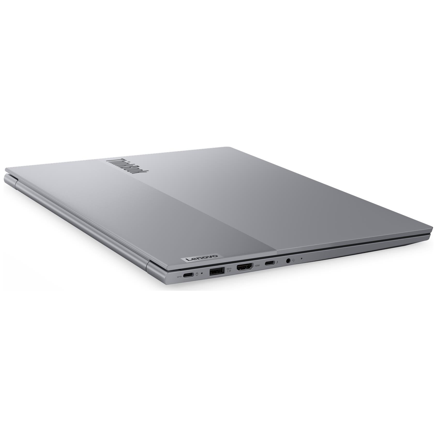Een gesloten, zilverkleurige Lenovo laptop op witte achtergrond.