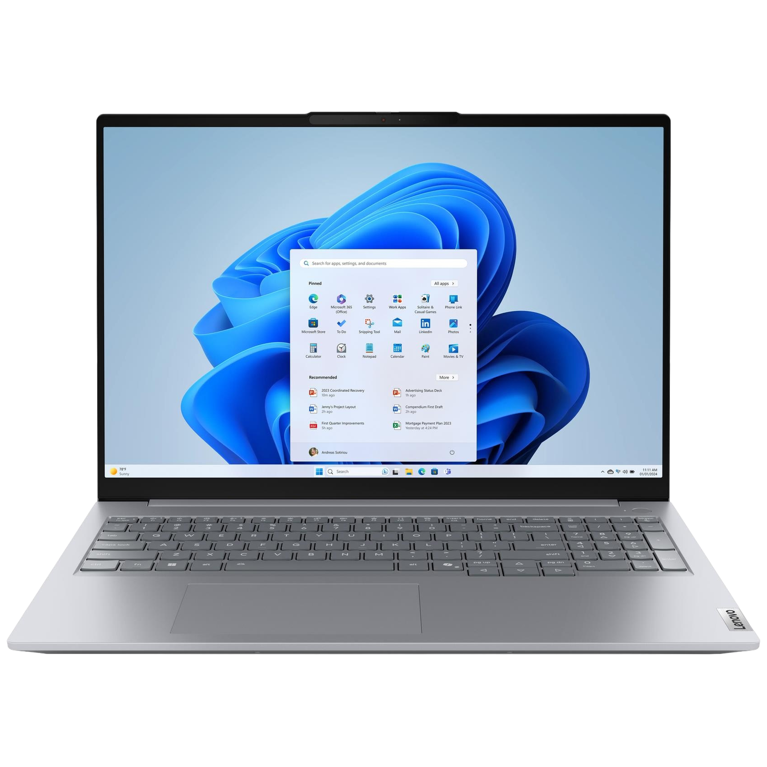 Een zilveren laptop met het Windows 11 Startmenu geopend. Het toetsenbord is zichtbaar.