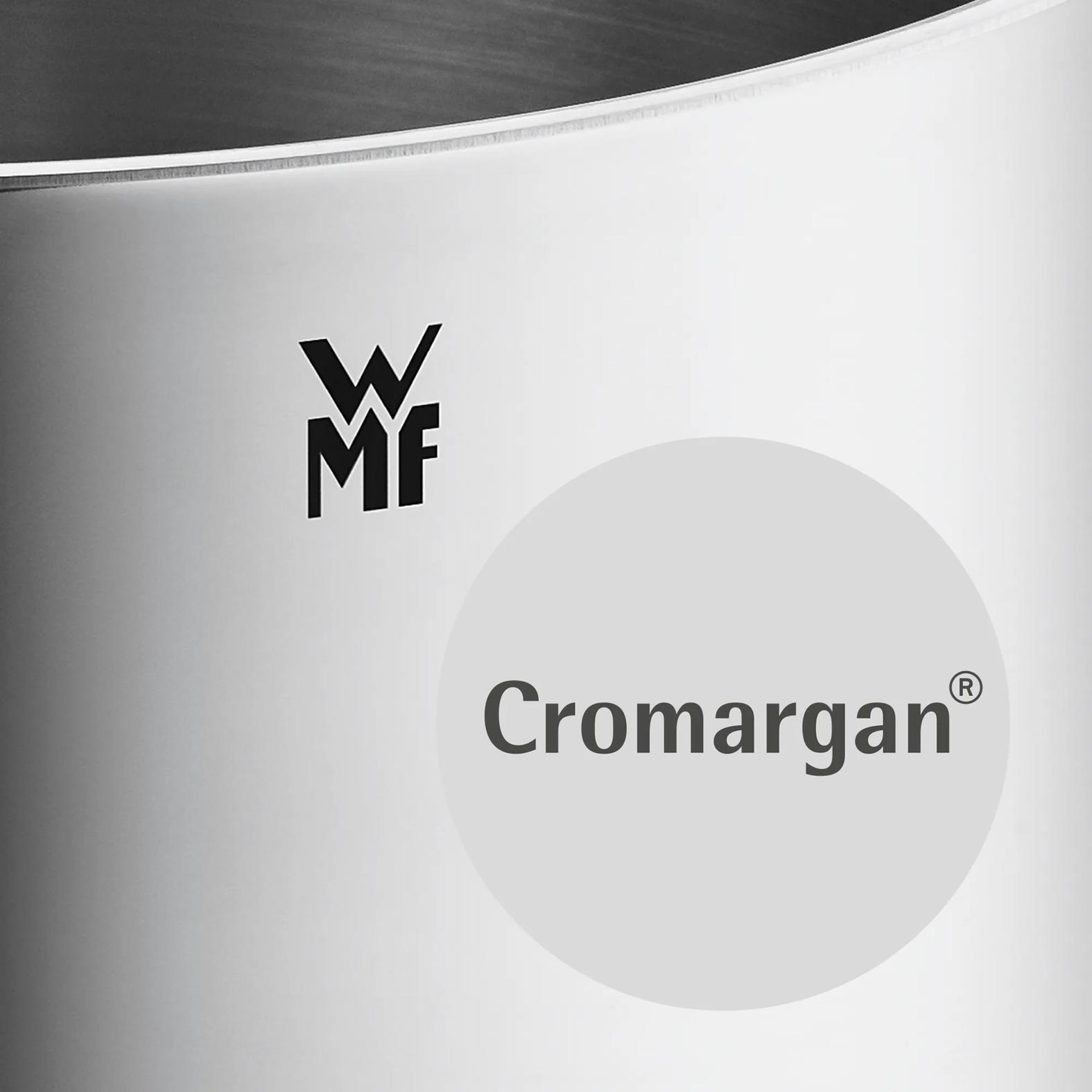 WMF Logo und der Schriftzug Cromargan auf einem metallischen Hintergrund.