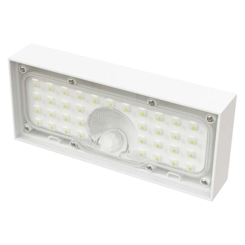 Fehér LED lámpatest mozgásérzékelővel és látható csavarokkal.