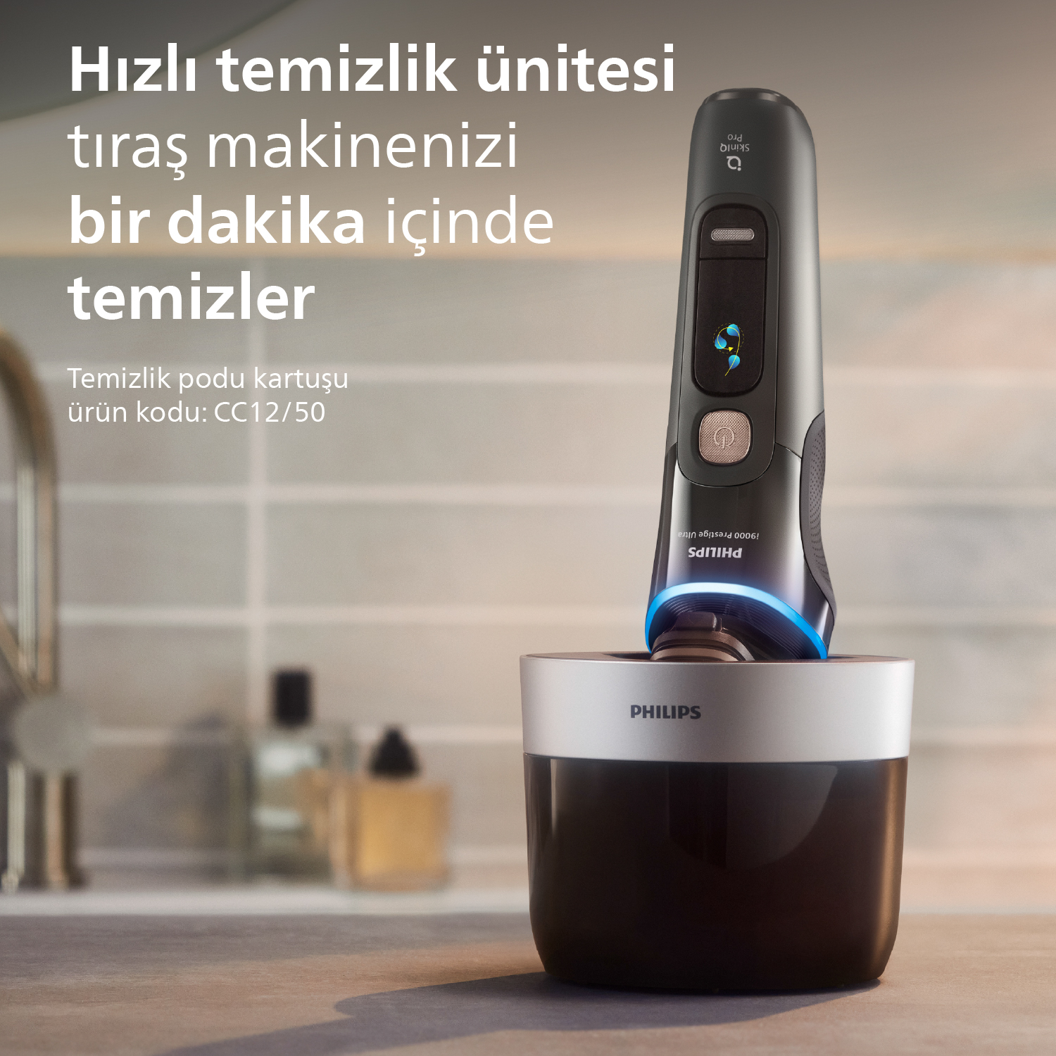 Mavi ışıklı temizleme istasyonunda bir Philips tıraş makinesi.