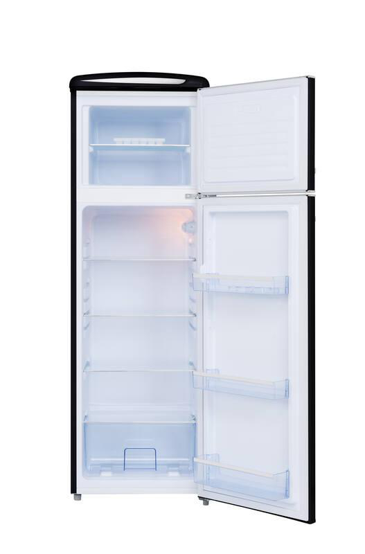Ein offener, leerer schwarzer Kühlschrank mit Glasablagen und Türfächern.