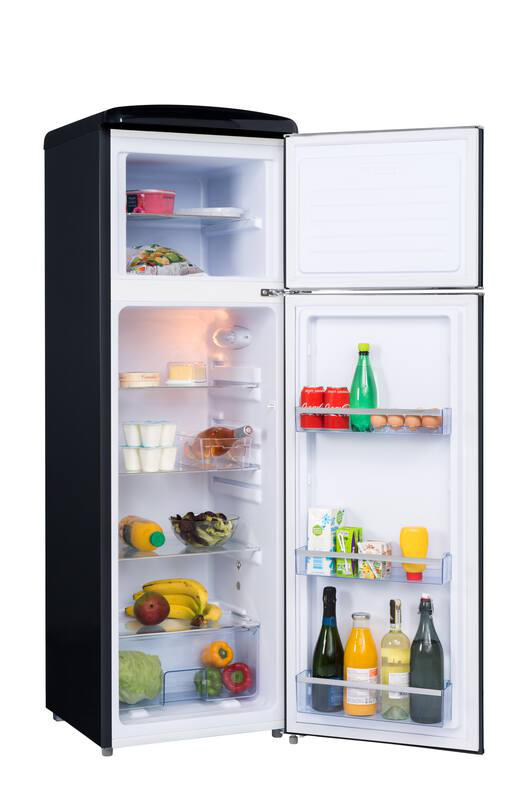 Ein offener schwarzer Kühlschrank mit Lebensmitteln.