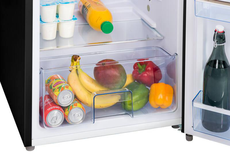 Kühlschrank mit Joghurt, Saft, Dosen, Bananen, Mango, Paprika und Flasche.