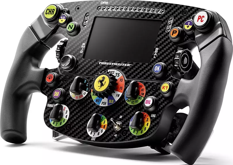 Ein schwarzes Rennlenkrad mit vielen Knöpfen, einem Bildschirm und Ferrari-Logo.