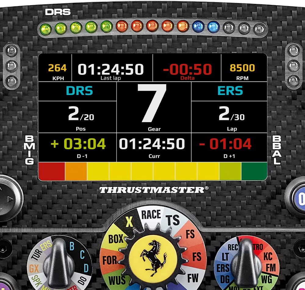 Rennlenkrad-Display zeigt Geschwindigkeit, Zeit, Gang, Position und RPM.