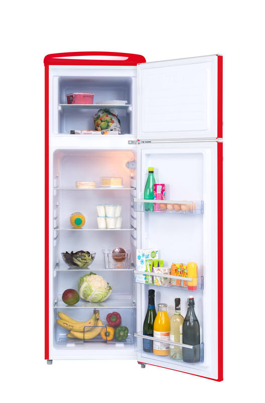 Ein roter Kühlschrank mit offen stehender Tür, gefüllt mit Lebensmitteln.