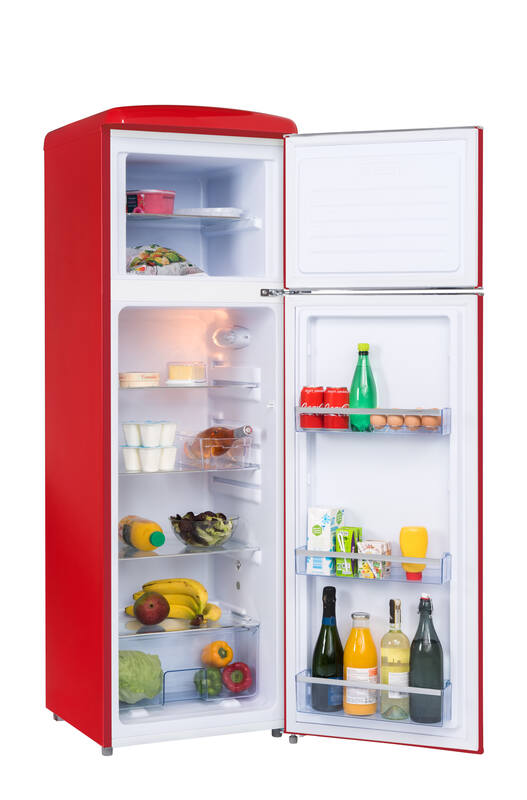 Ein roter Kühlschrank mit geöffneten Türen, gefüllt mit Lebensmitteln.