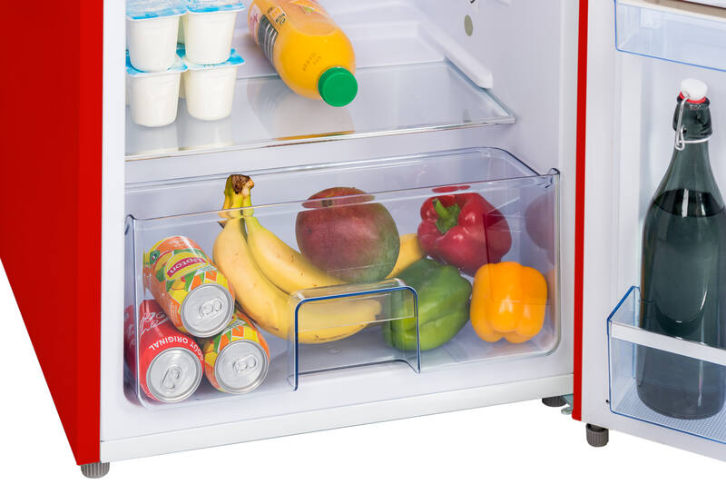 Rote Kühlschranktür mit Lebensmitteln: Joghurt, Saft, Dosen, Bananen, Mango, Paprika, Flasche.