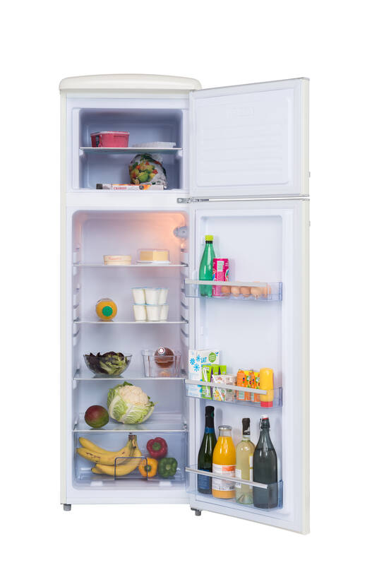 Ein offener Kühlschrank mit Lebensmitteln wie Obst, Gemüse, Eiern und Getränken.