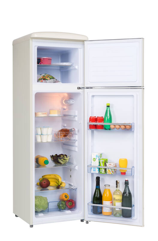 Ein offener cremefarbener Kühlschrank mit Lebensmitteln wie Obst, Gemüse, Getränken und Milchprodukten.