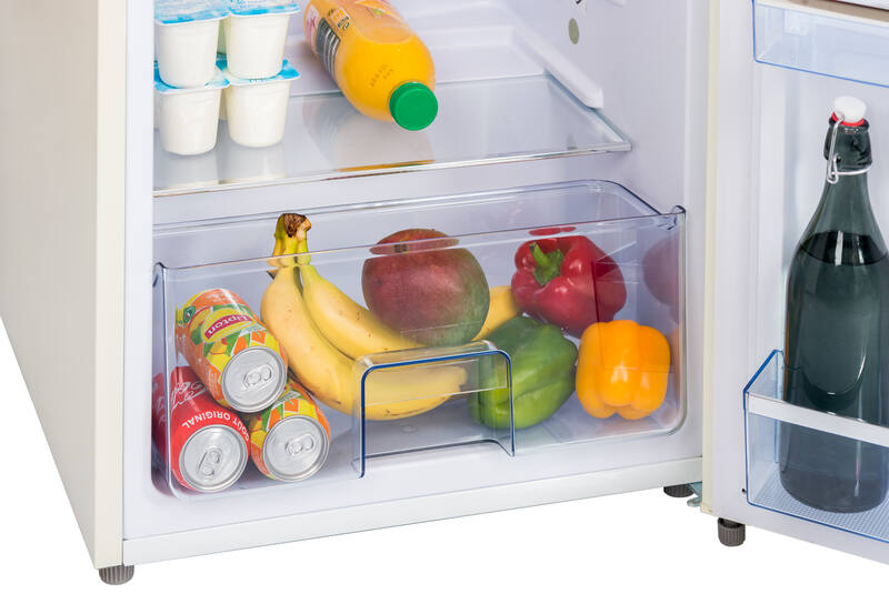 Gefüllter Kühlschrank mit Obst, Gemüse, Getränkedosen und Joghurt.