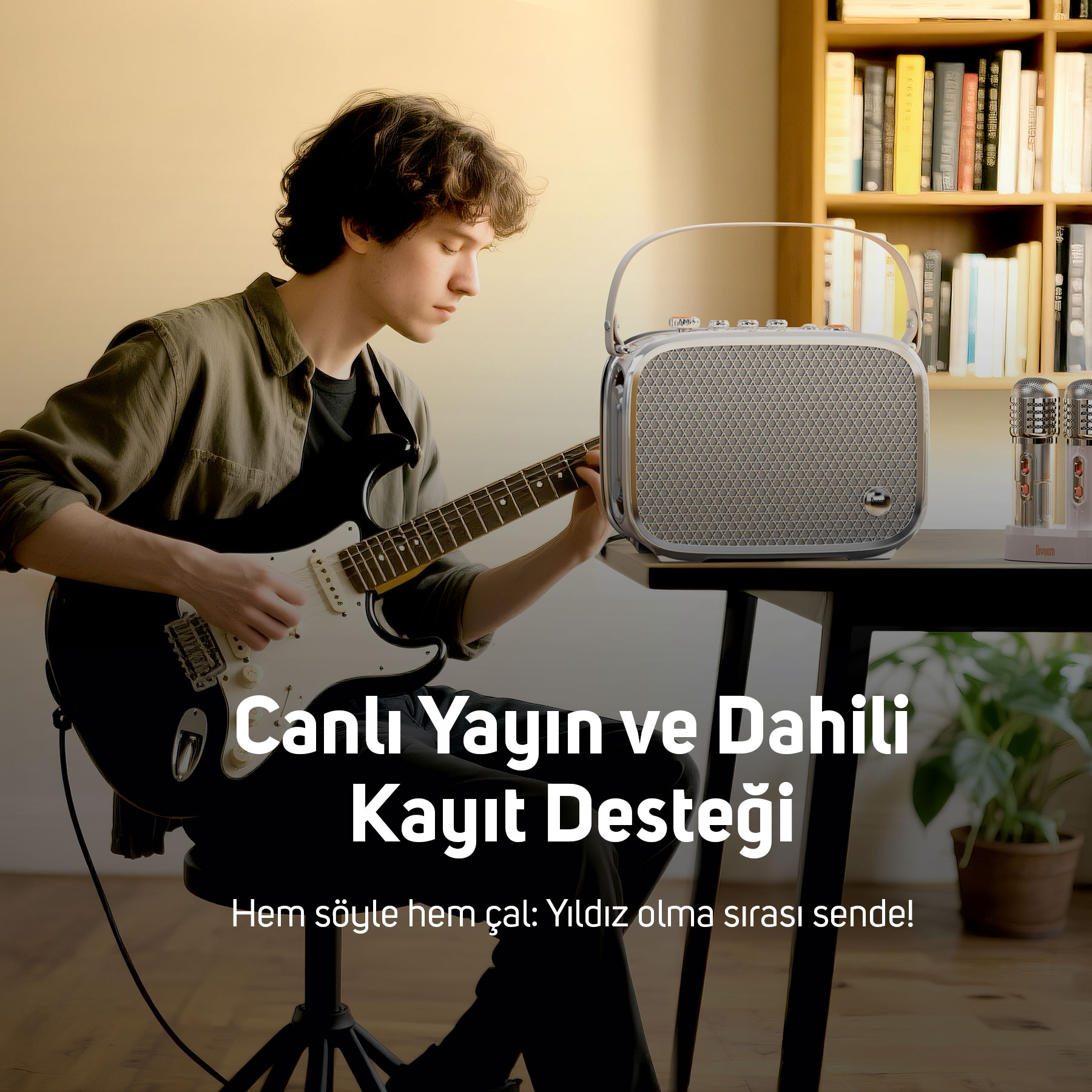 Bir adam hoparlör ve mikrofonlar yanında gitar çalıyor.