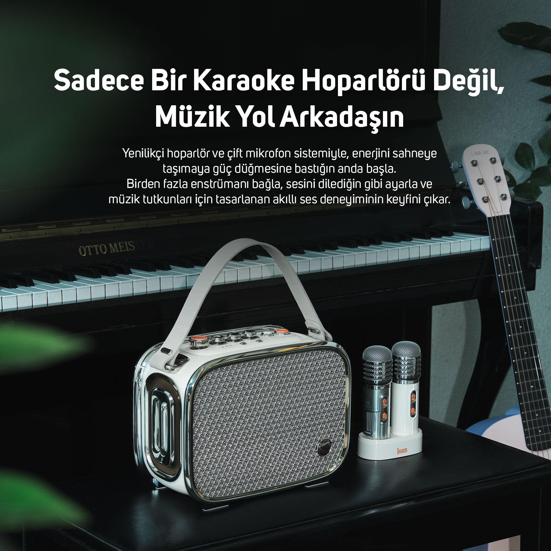 İki mikrofonlu beyaz taşınabilir hoparlör piyano üzerinde duruyor.