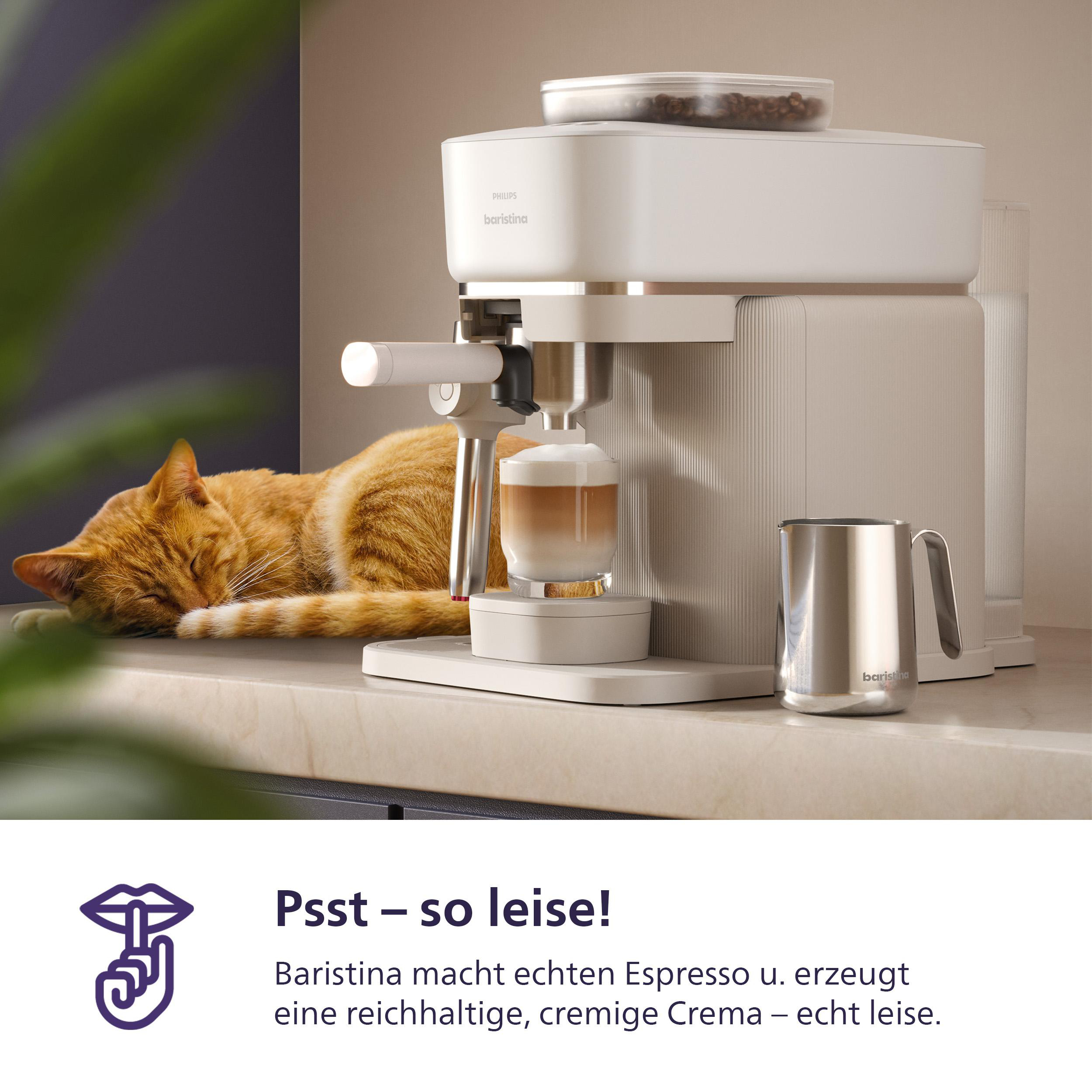 Eine Katze schläft neben einer weißen Kaffeemaschine, die Espresso zubereitet.