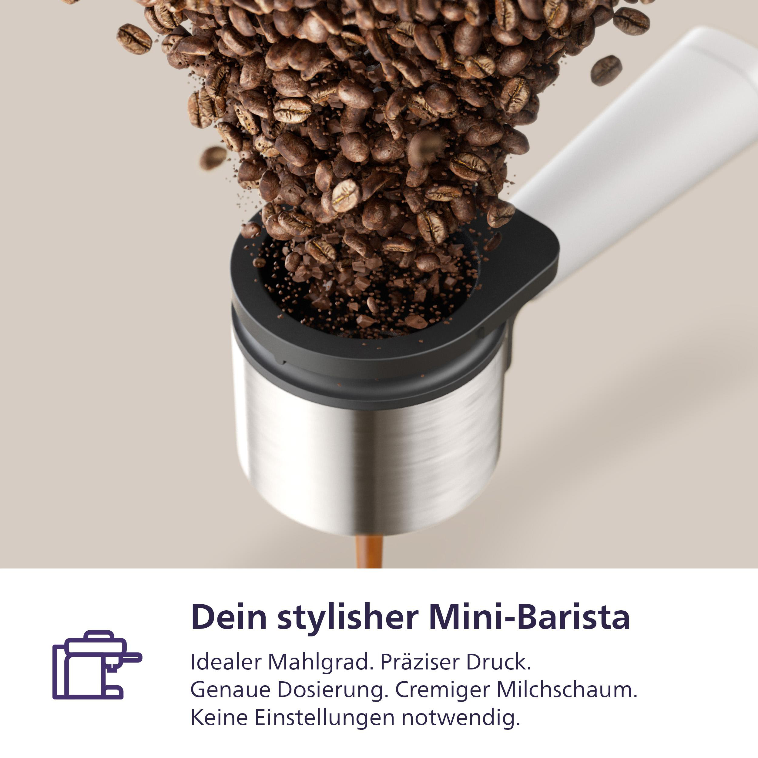Kaffeebohnen fallen in eine Kaffeemaschine, die Espresso zubereitet.