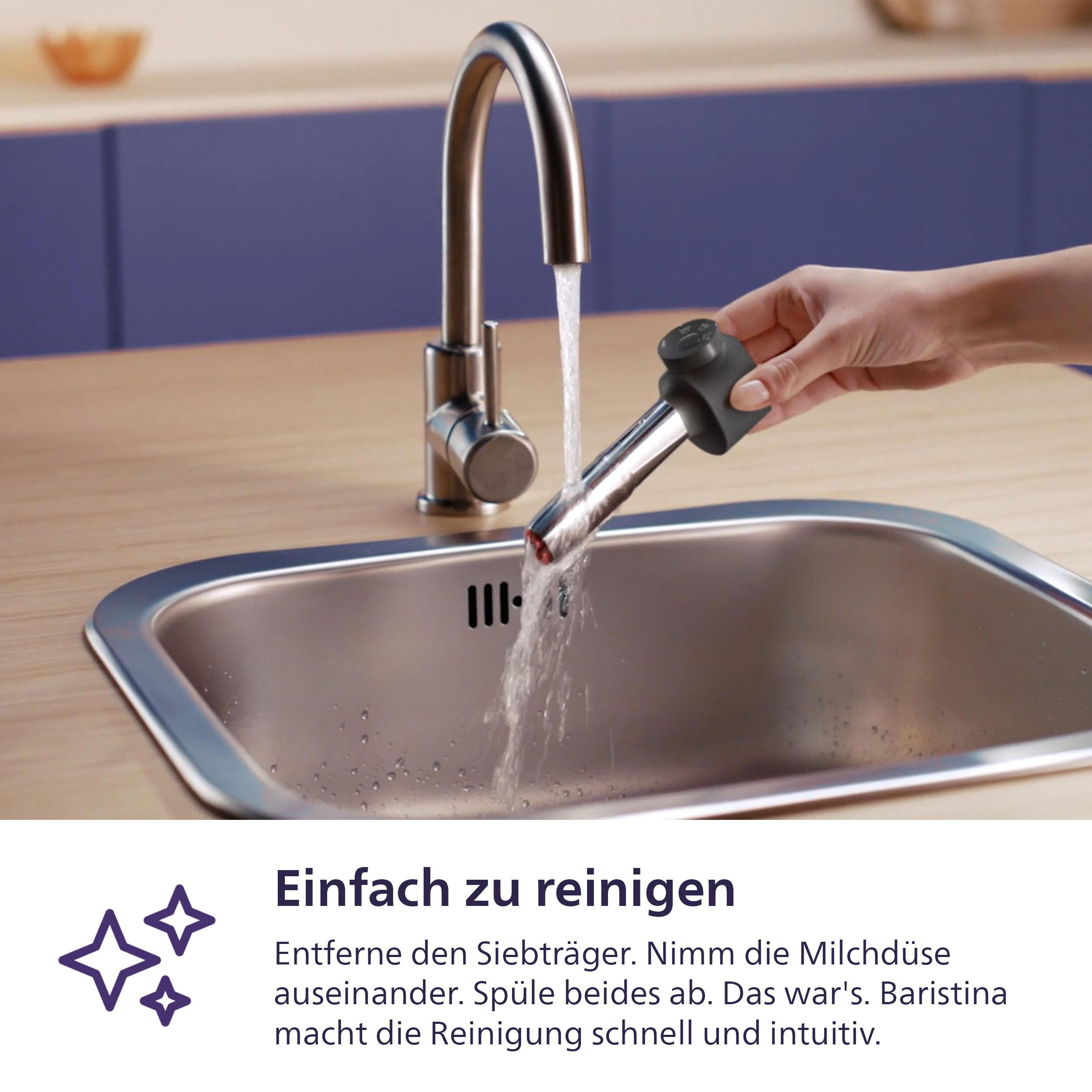 Eine Hand reinigt ein Siebträgerteil unter fließendem Wasser in einer Spüle.