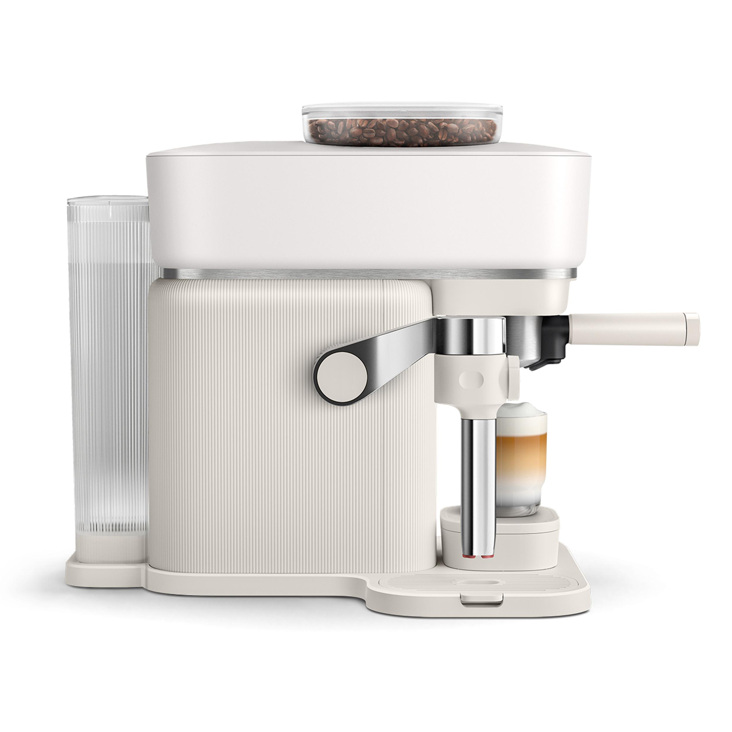 Eine weiße Kaffeemaschine mit Wasserbehälter, Kaffeebohnenbehälter und einem fertigen Kaffee.