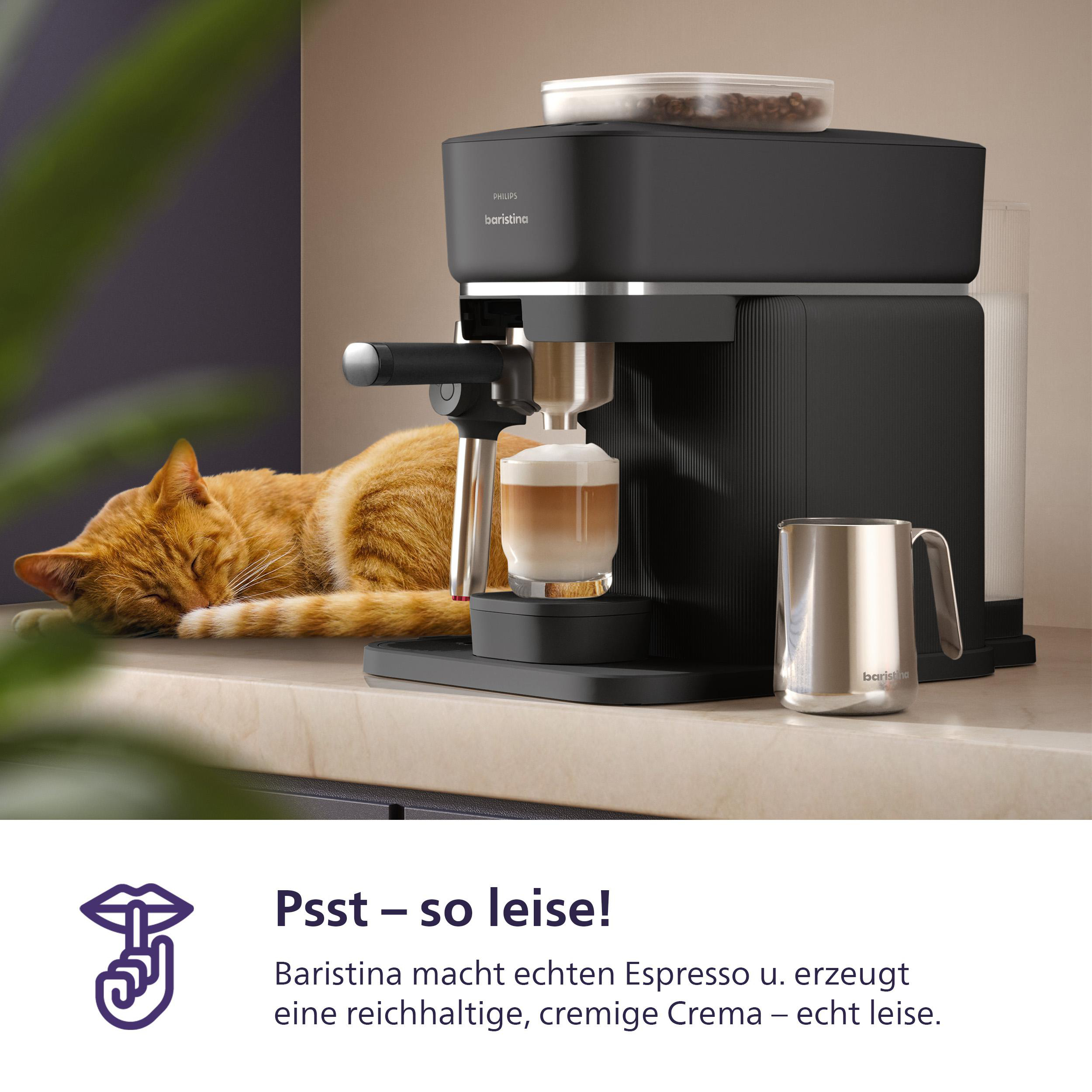 Eine orangefarbene Katze schläft neben einer Kaffeemaschine. Oben im Bild steht Kaffee.