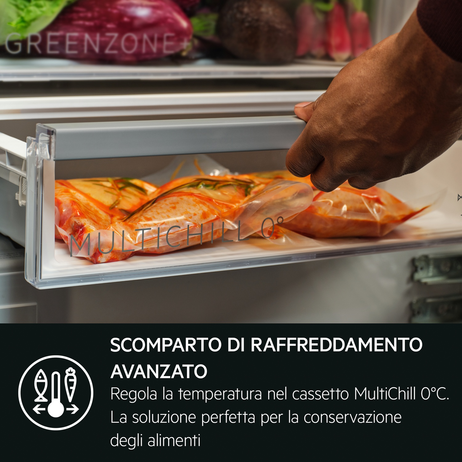 Mano apre cassetto frigorifero con cibo sottovuoto.