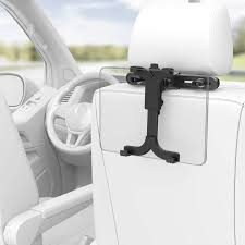 Un soporte negro para tableta sujeto al reposacabezas de un asiento de coche.