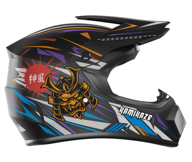 Czarny kask z japońskim motywem maski samuraja i czerwonym tekstem.