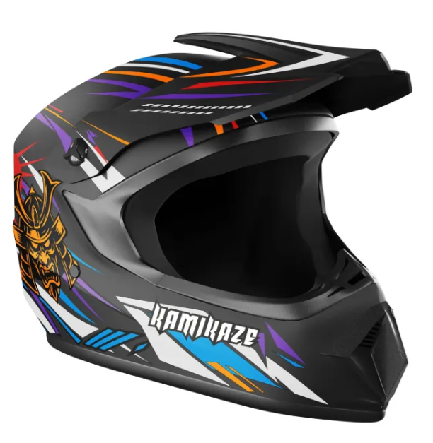 Czarny kask z grafiką samuraja i kolorowymi liniami.