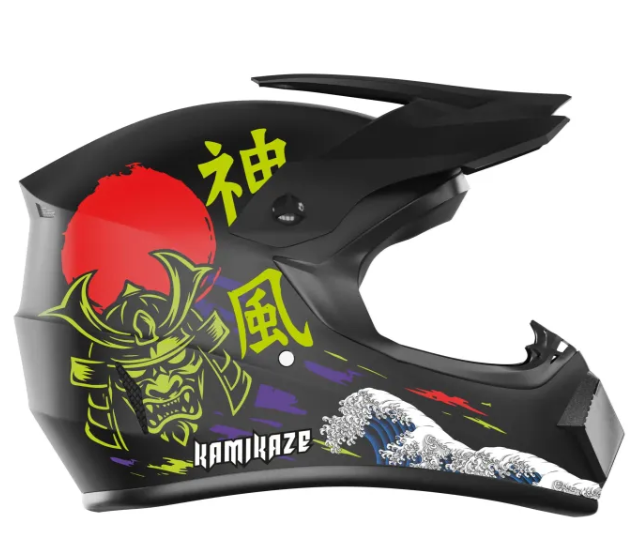 Czarny kask z maską samuraja, czerwoną słońcem i wzorem fal.