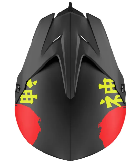 Czarny kask z czerwonym kołem i żółtym napisem. Aerodynamiczny design.
