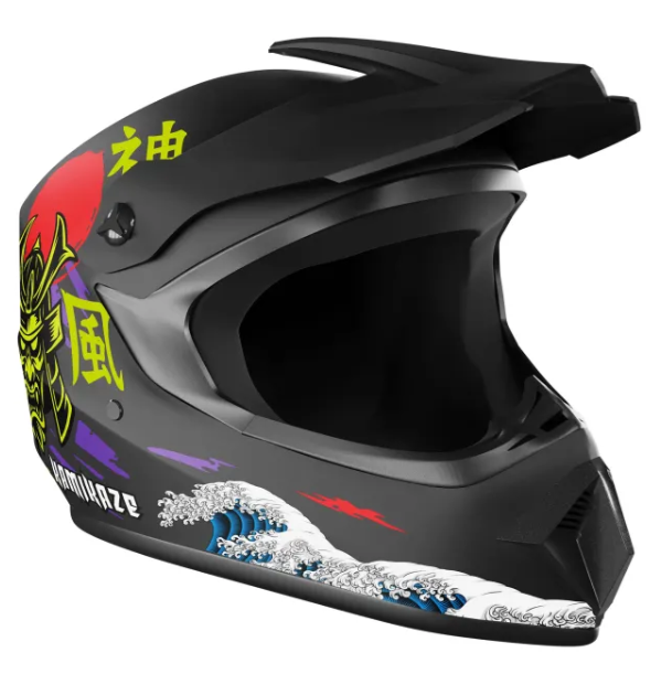 Czarny kask ozdobiony japońską sztuką, w tym twarzą samuraja i falami.