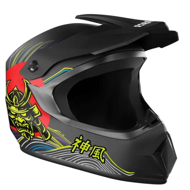 Czarny kask z motywem samuraja i japońskimi znakami.