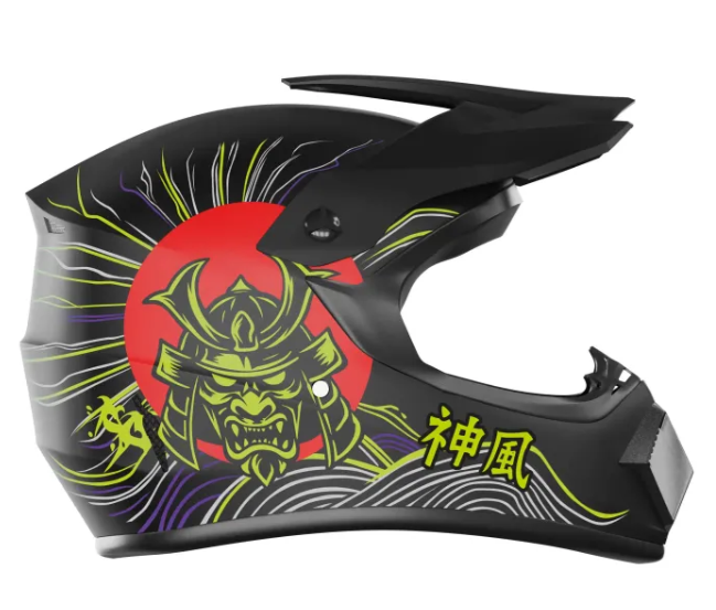 Czarny kask z motywem maski samuraja i czerwoną słońcem.