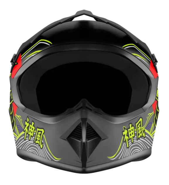 Czarny kask z żółtymi, białymi i czerwonymi akcentami oraz japońskimi znakami.