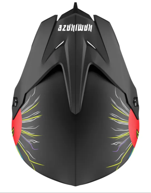 Czarny kask z czerwonym sercem i kolorowymi promieniami. "KAMIKAZE" na górze.