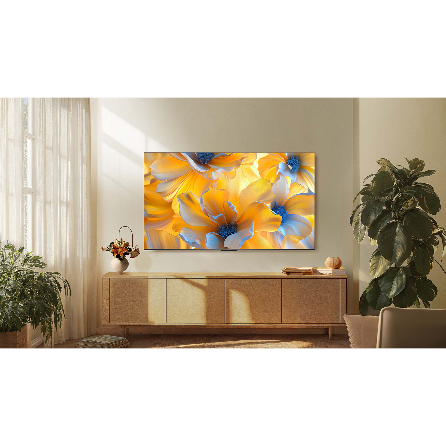 Ein moderner Fernseher zeigt Blumen auf einem Holzschrank neben Pflanzen.
