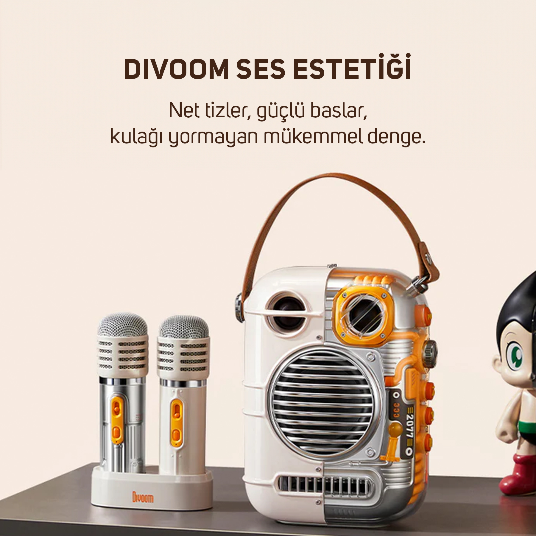 İki mikrofonlu retro hoparlör ve yanında Astro Boy figürü.