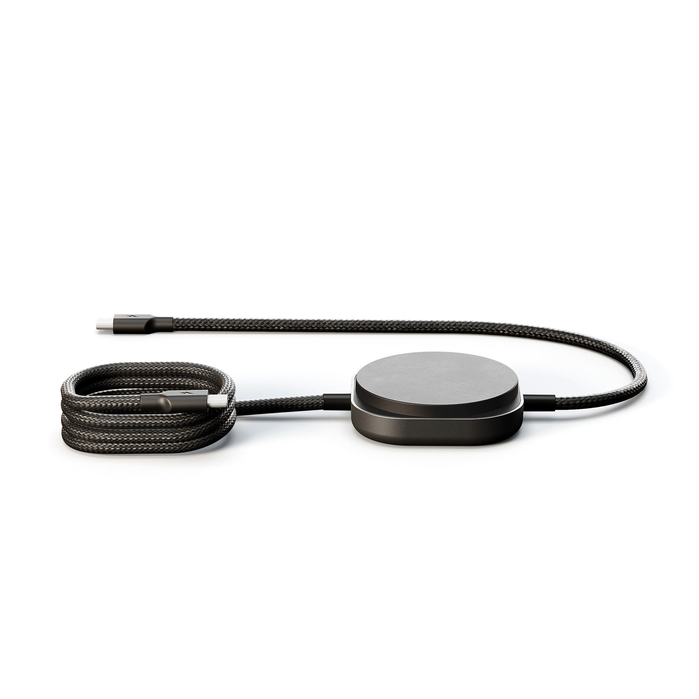 Ein schwarzes, geflochtenes Kabel mit USB-C-Anschluss liegt auf weißem Grund.
