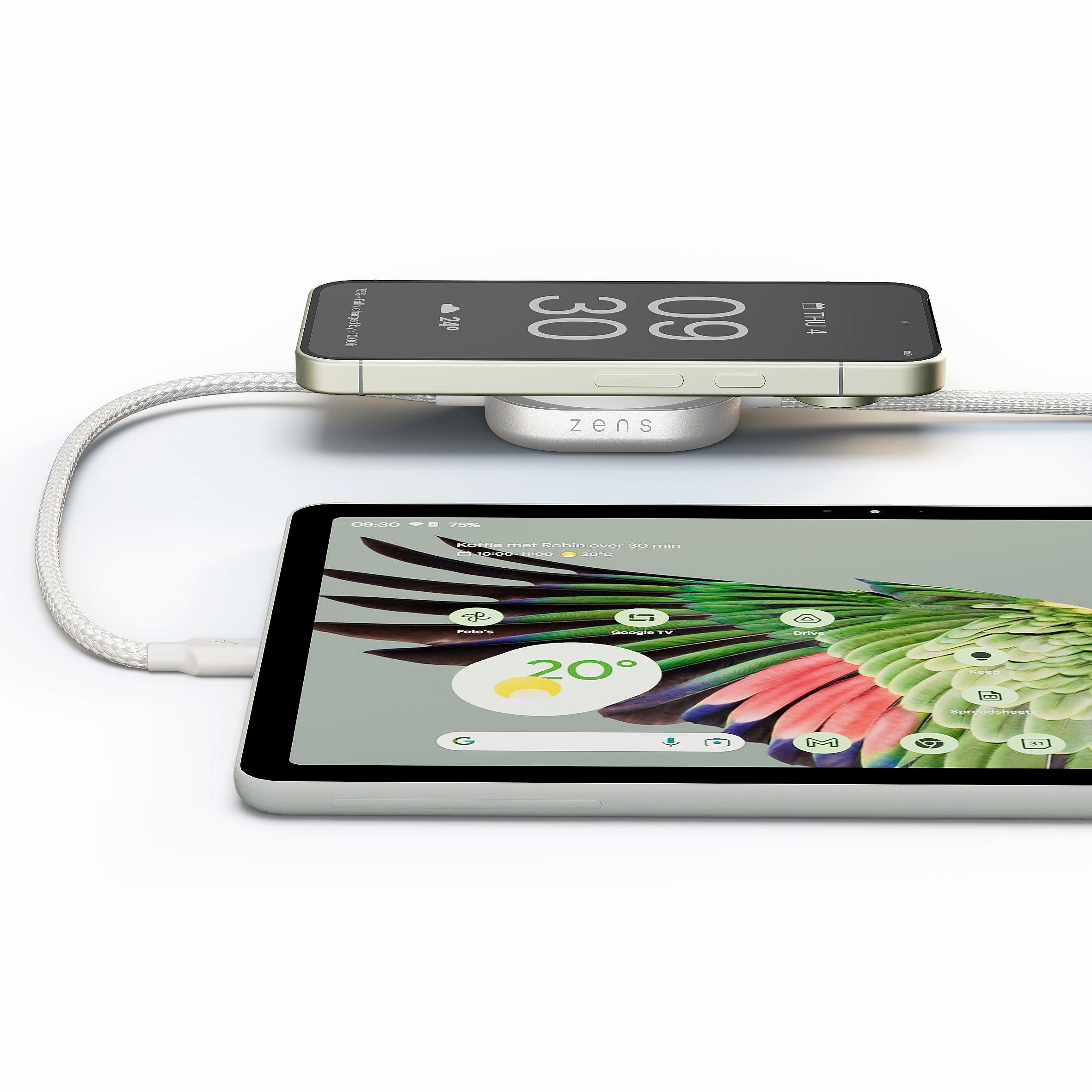 Ein Smartphone wird drahtlos auf einem Ladeblock geladen, ein Tablet liegt davor.