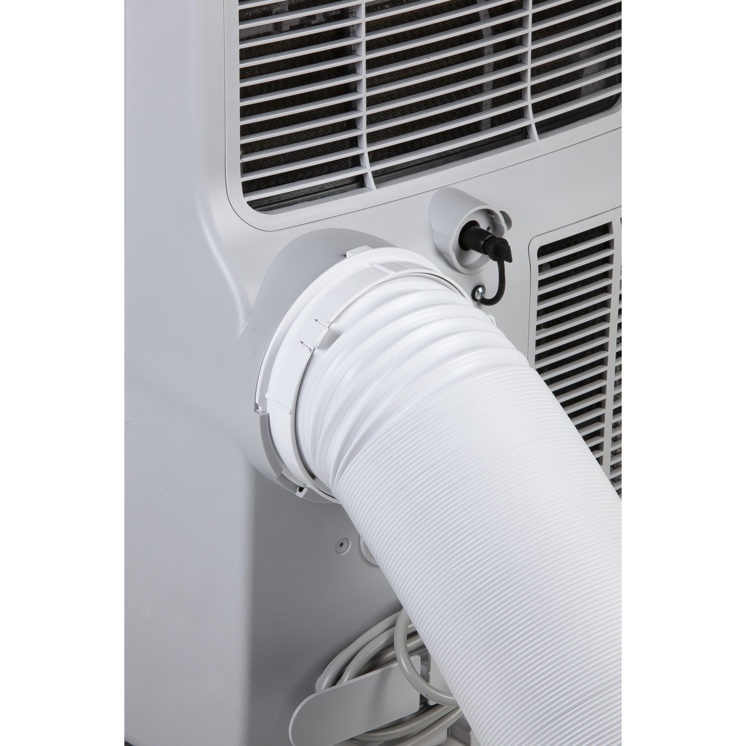 Een witte afvoerslang is aangesloten op een draagbare airconditioning unit.