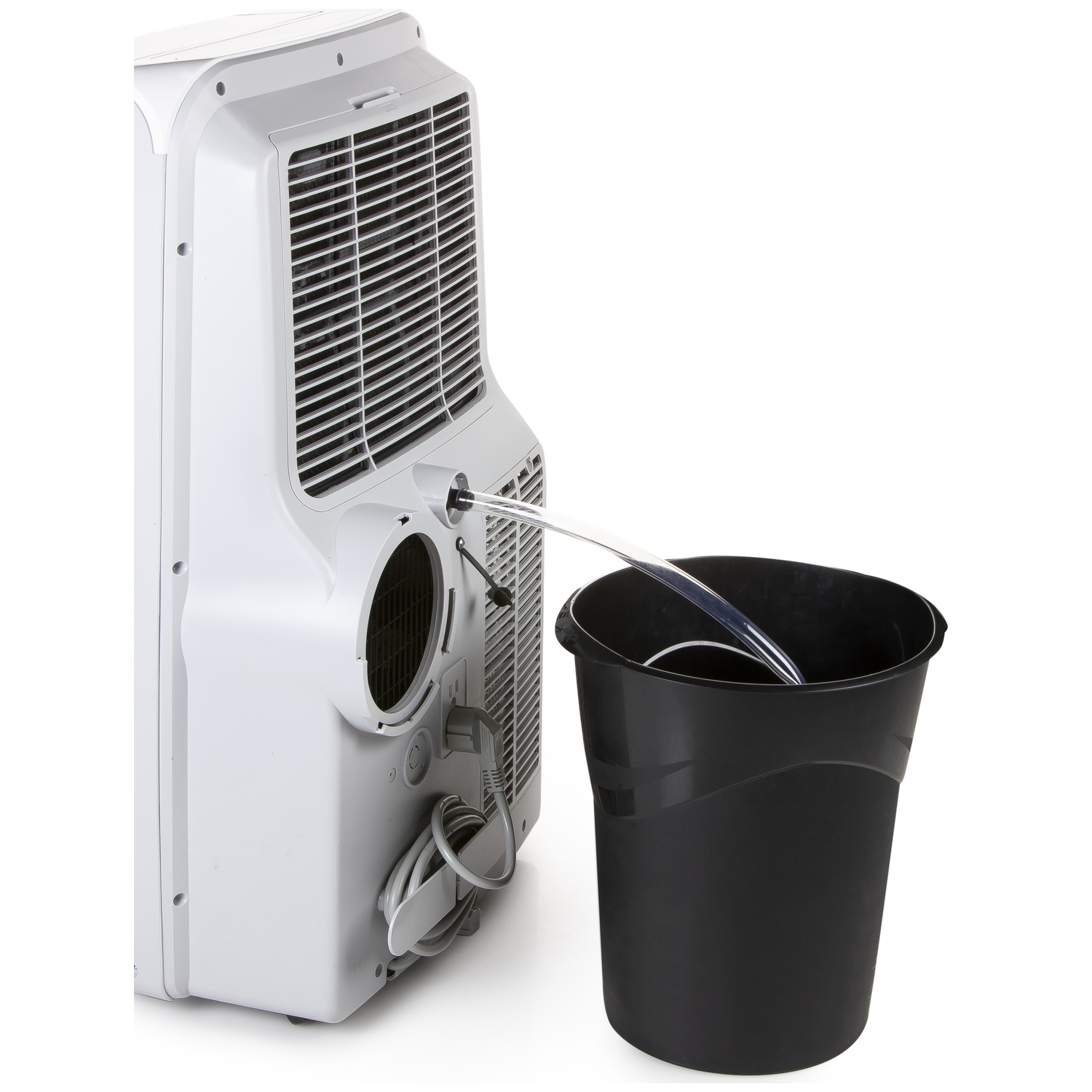 Een witte airconditioningslang voert water af naar een zwarte emmer.