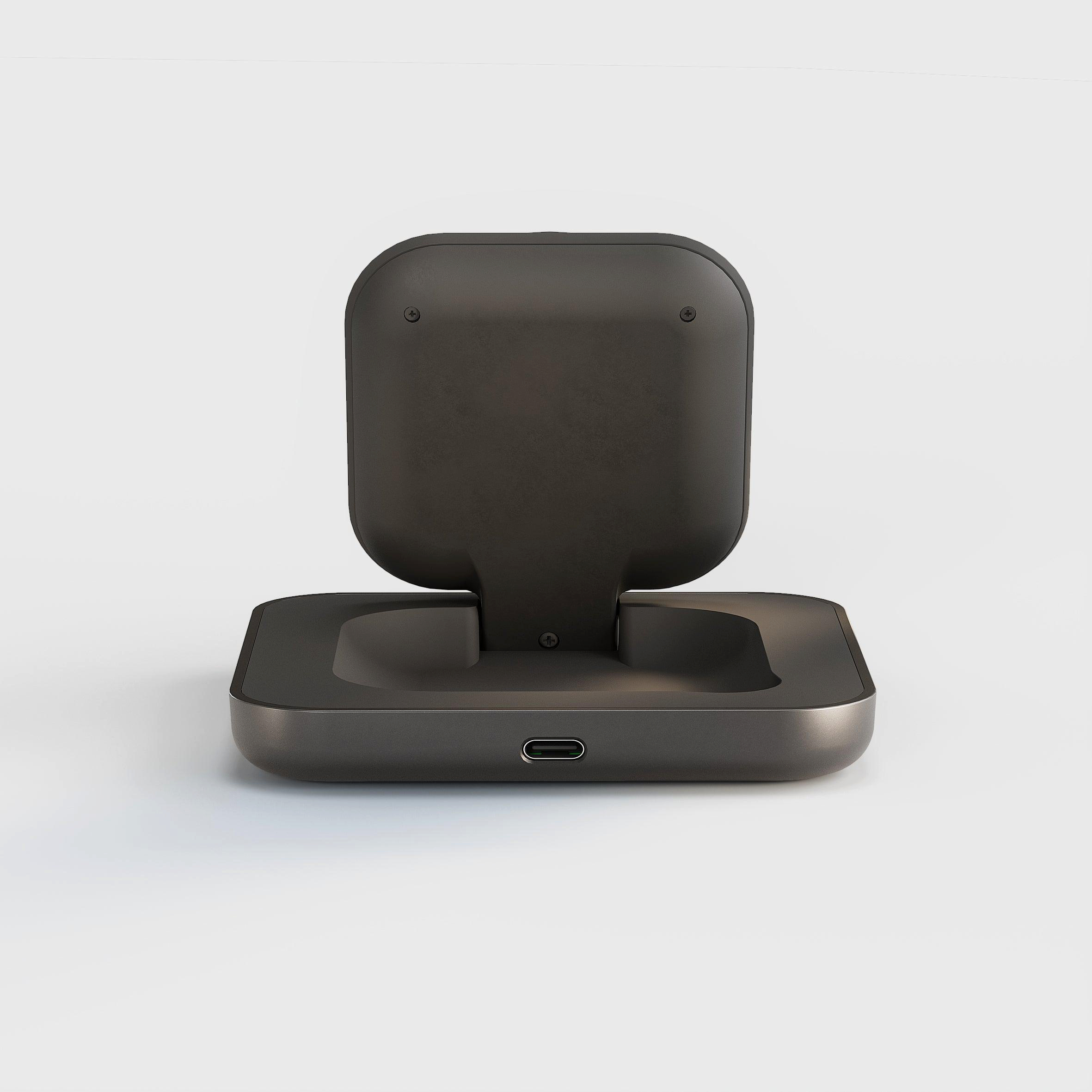 Ein schwarzes Ladeetui mit USB-C-Anschluss und zwei Vertiefungen für Kopfhörer.