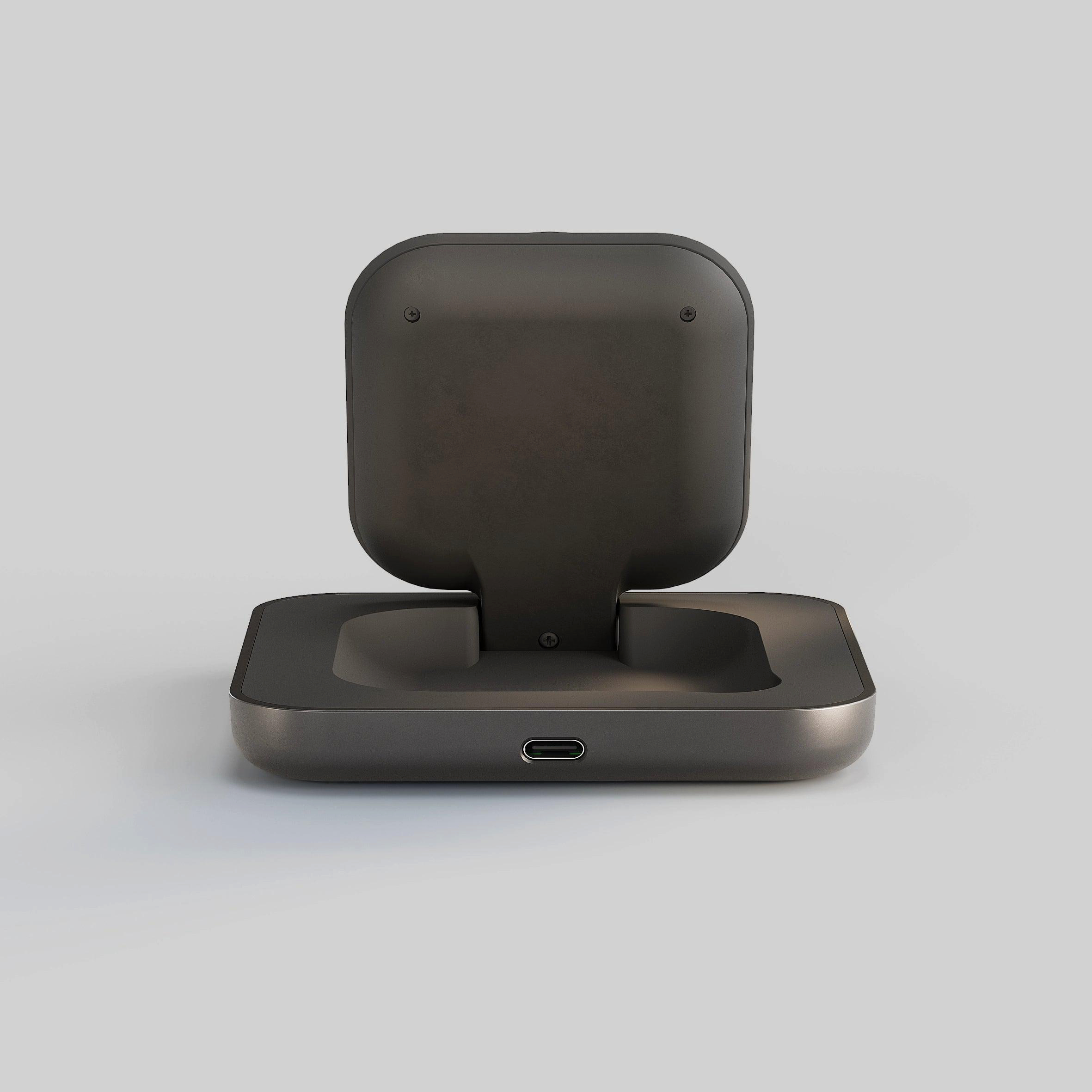 Ein dunkler Ladeständer mit USB-C-Anschluss auf weißem Hintergrund.