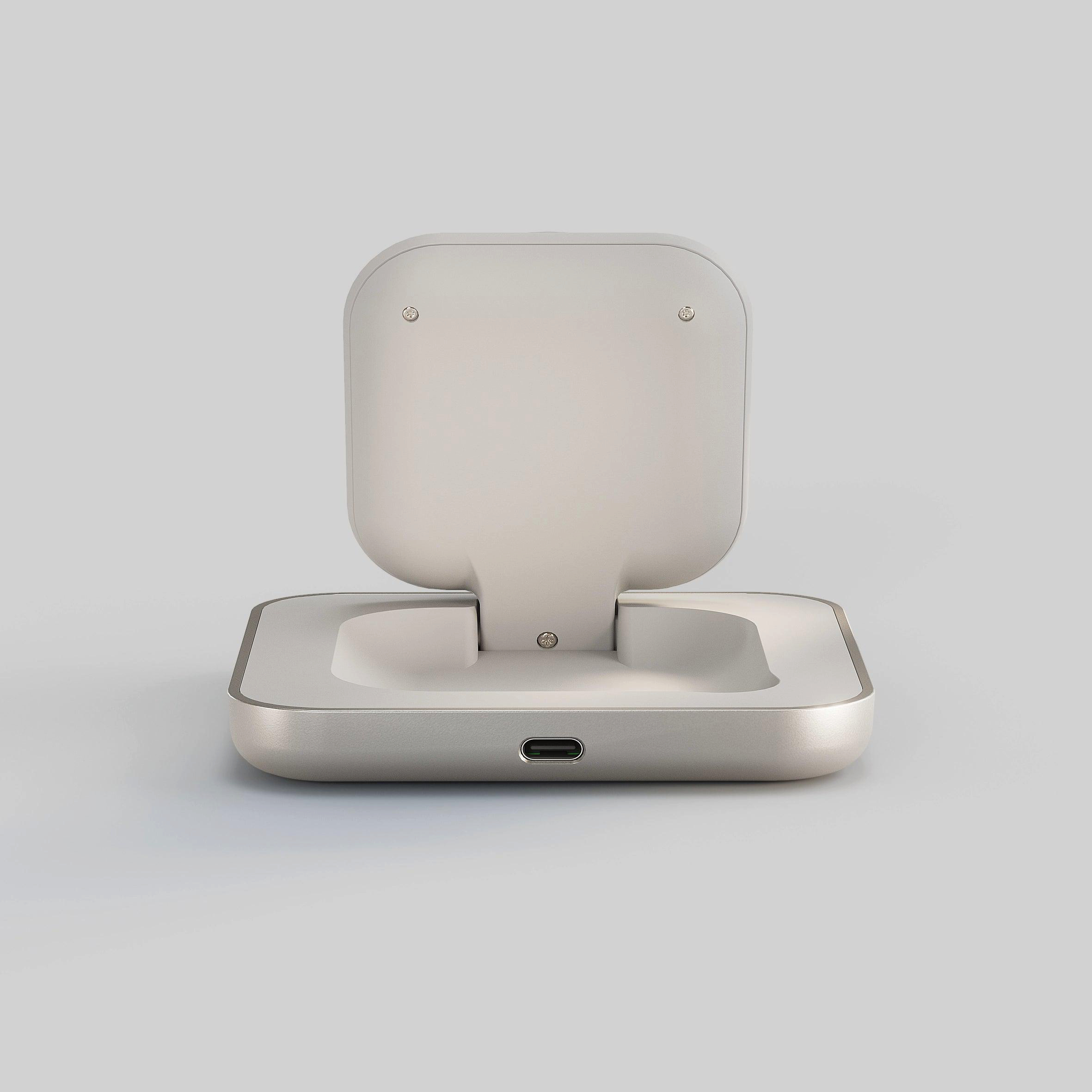 Ein offenes, hellgraues Ladeetui mit USB-C-Anschluss.